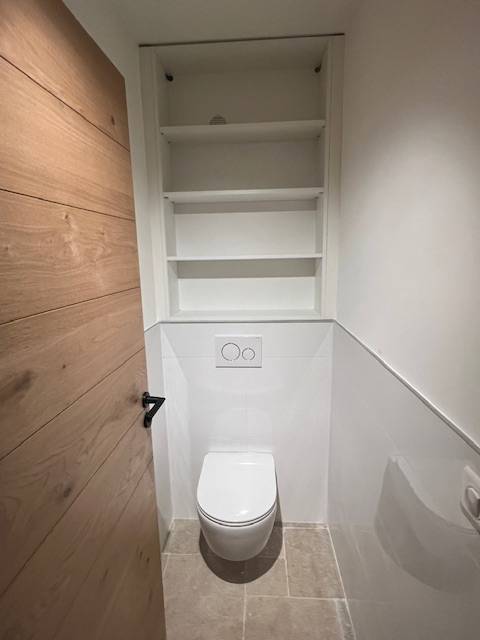 pose d'un wc suspendu par un plombier à Cogolin